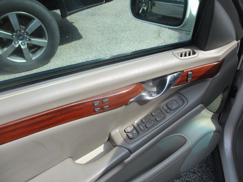 Photo 10 of this CADILLAC DEVILLE