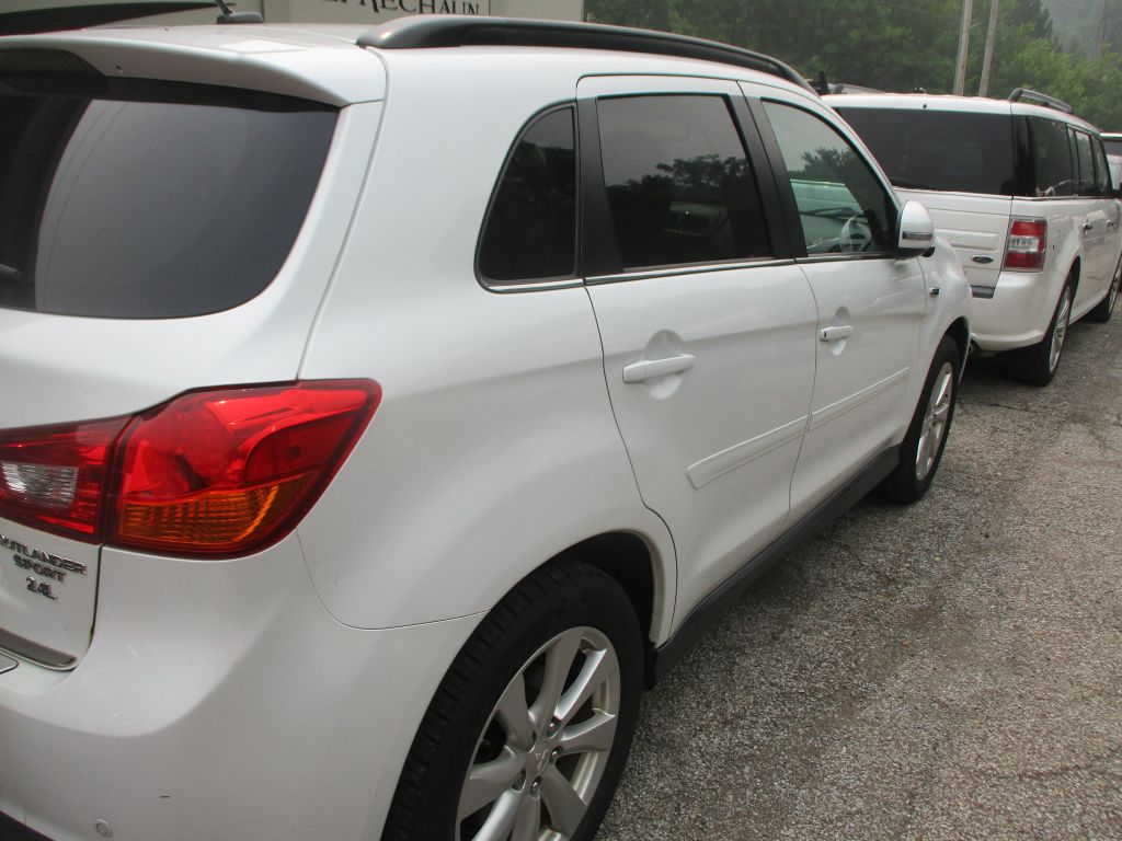 Photo 4 of this MITSUBISHI OUTLANDER SPORT
