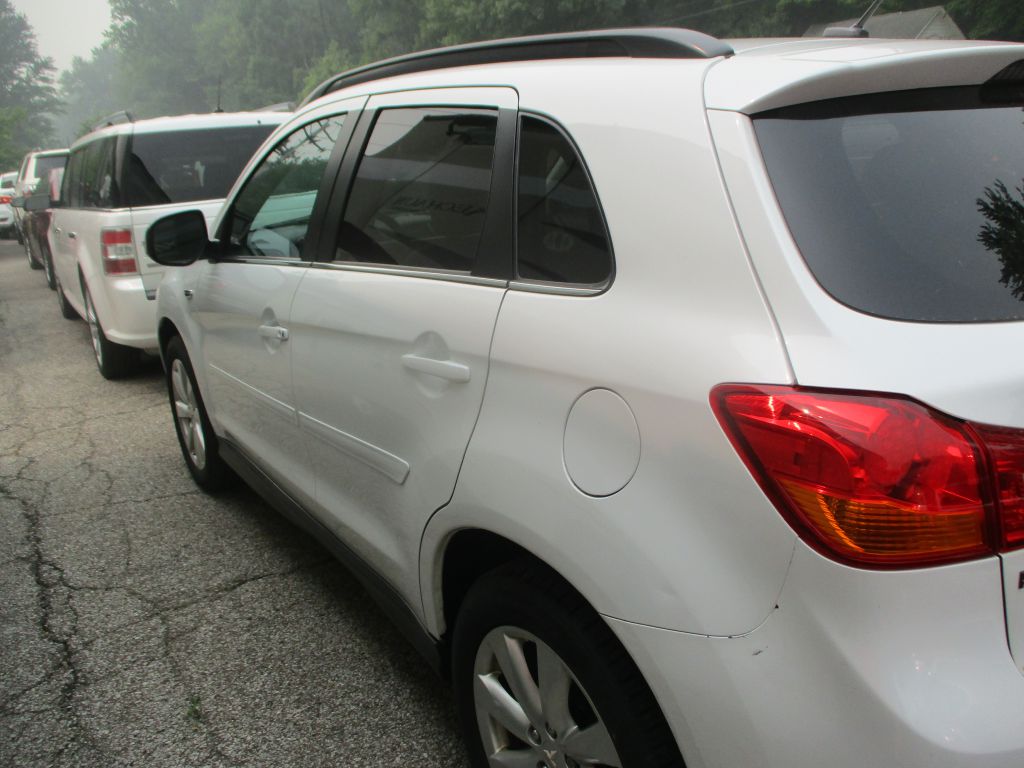 Photo 5 of this MITSUBISHI OUTLANDER SPORT