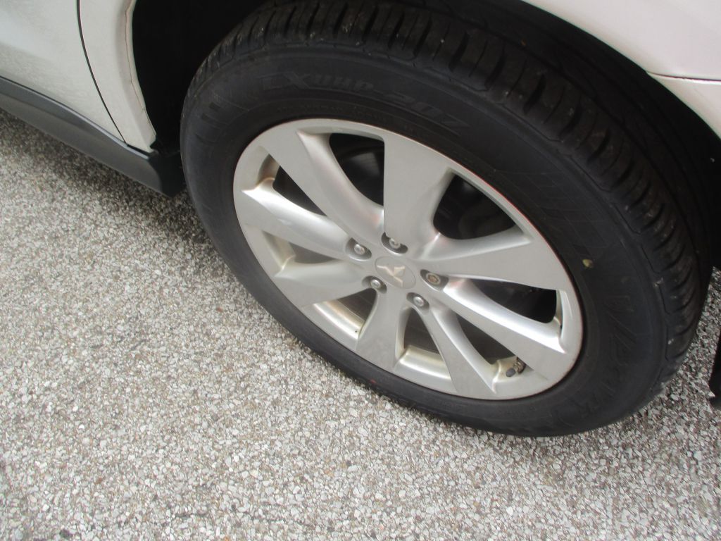 Photo 6 of this MITSUBISHI OUTLANDER SPORT