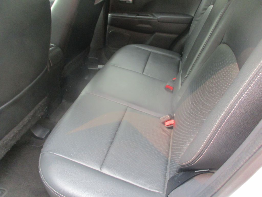 Photo 7 of this MITSUBISHI OUTLANDER SPORT