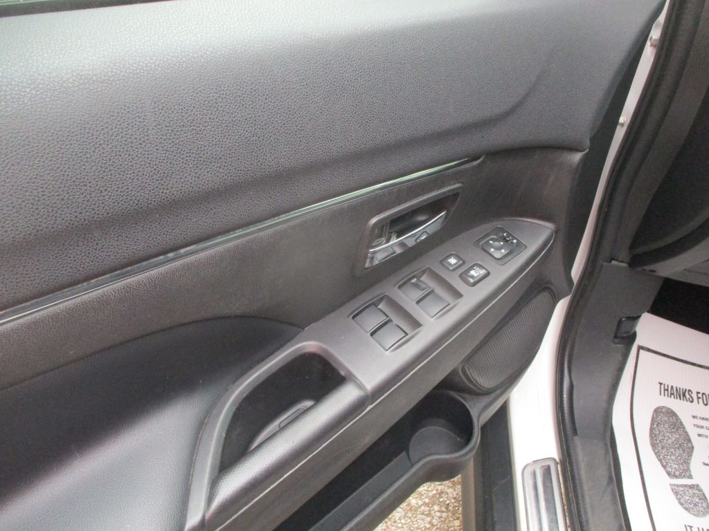 Photo 9 of this MITSUBISHI OUTLANDER SPORT