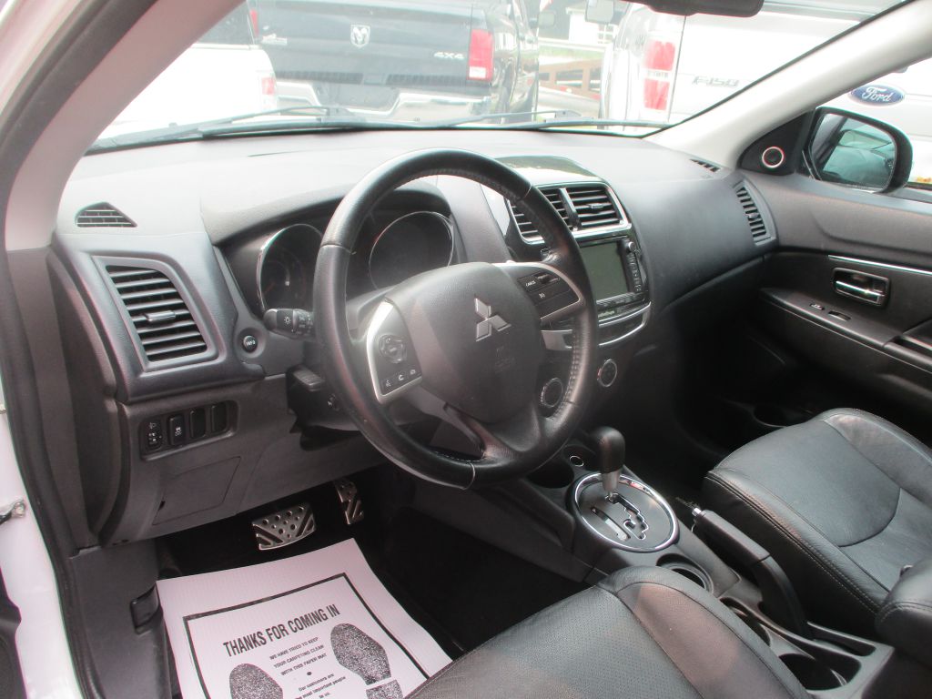 Photo 10 of this MITSUBISHI OUTLANDER SPORT