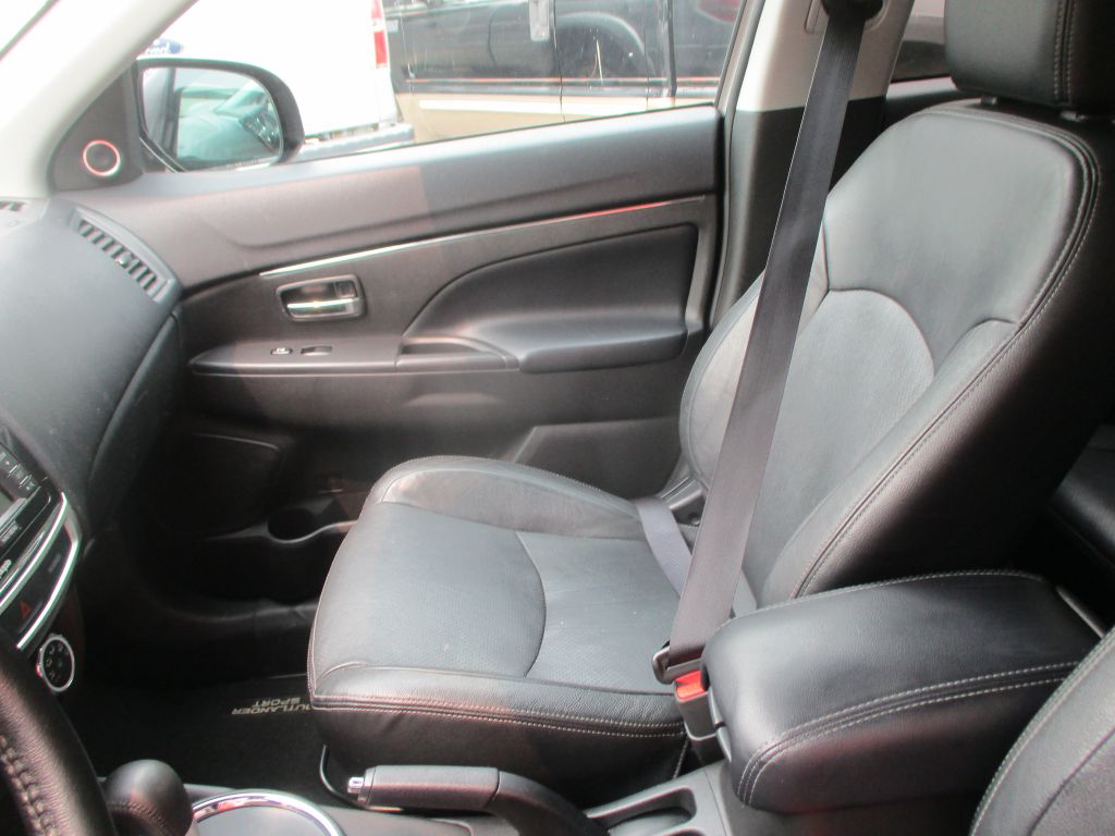 Photo 12 of this MITSUBISHI OUTLANDER SPORT