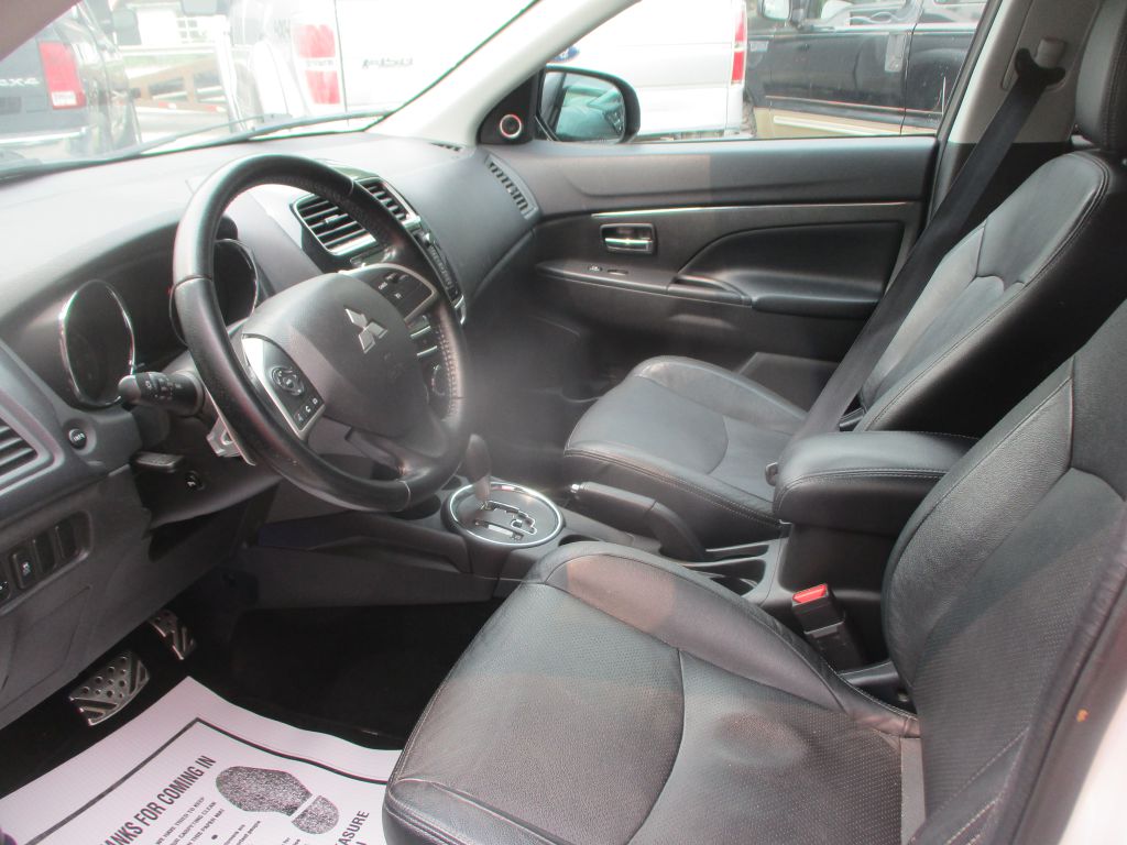Photo 13 of this MITSUBISHI OUTLANDER SPORT