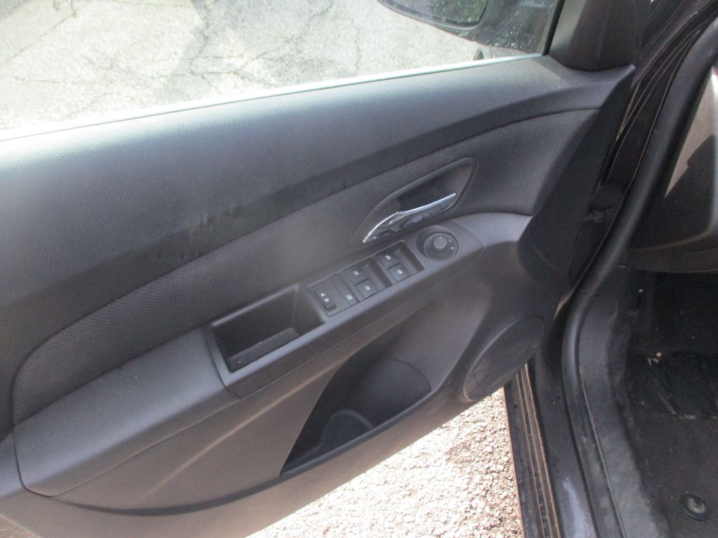 Photo 9 of this CHEVROLET CRUZE