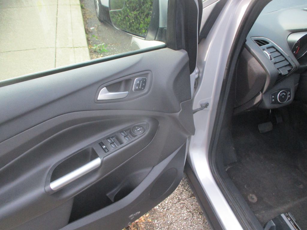Photo 9 of this FORD ESCAPE