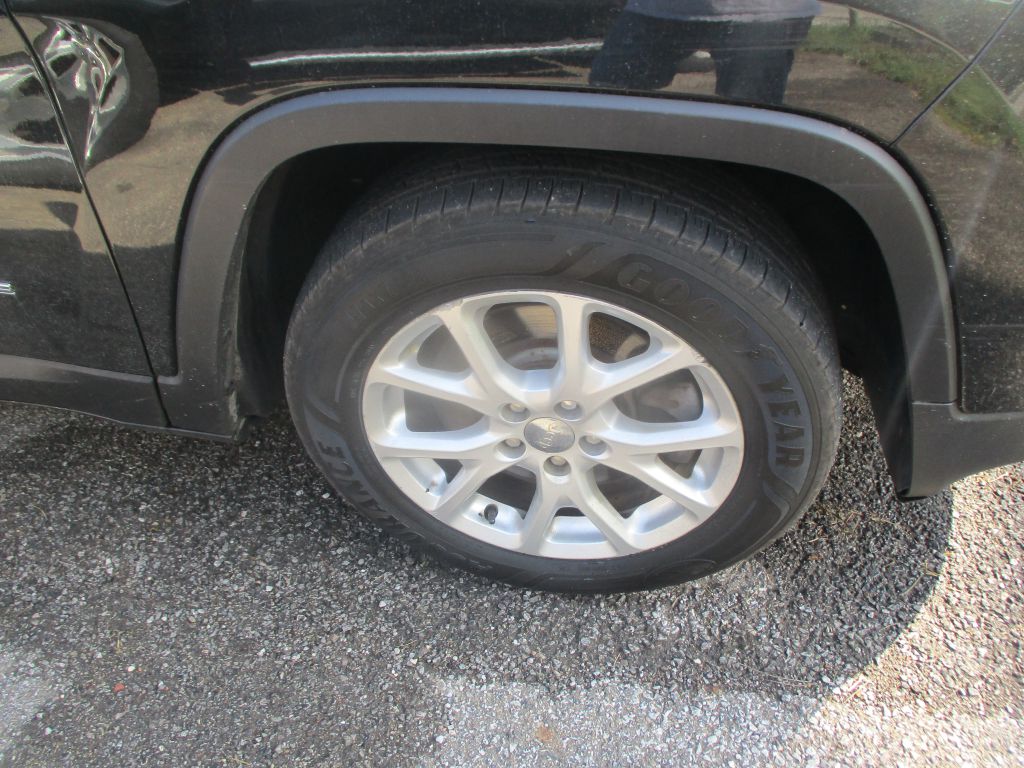 Photo 4 of this JEEP CHEROKEE