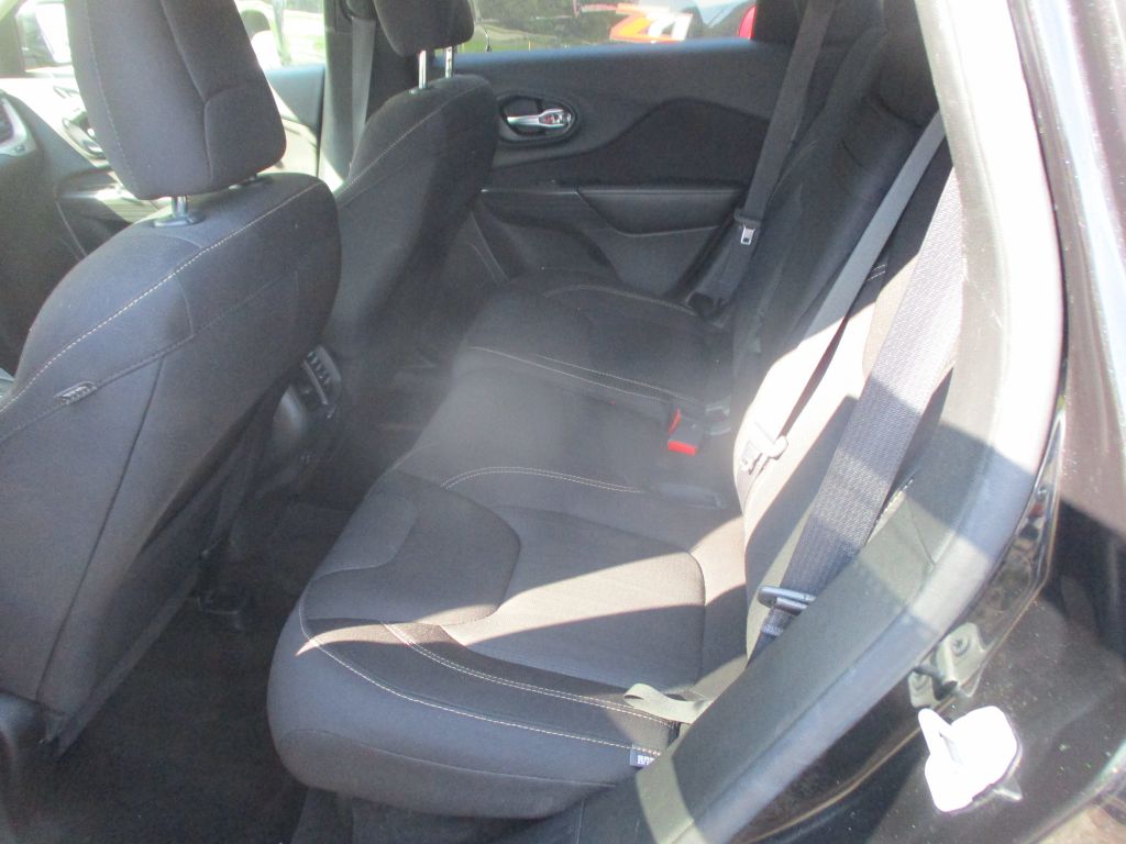Photo 7 of this JEEP CHEROKEE
