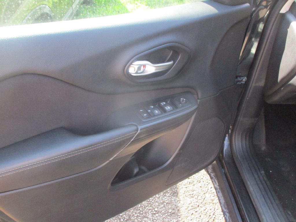 Photo 9 of this JEEP CHEROKEE