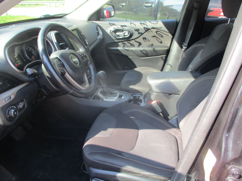 Photo 10 of this JEEP CHEROKEE