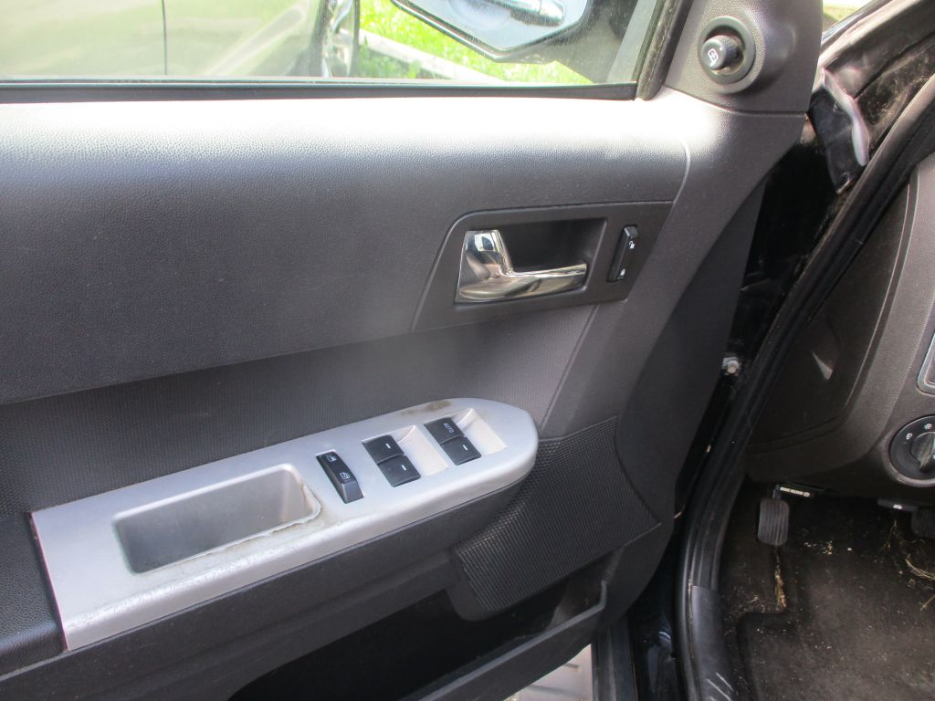 Photo 10 of this MERCURY MARINER