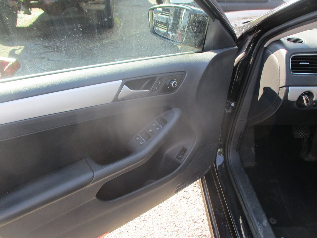 Photo 7 of this VOLKSWAGEN JETTA