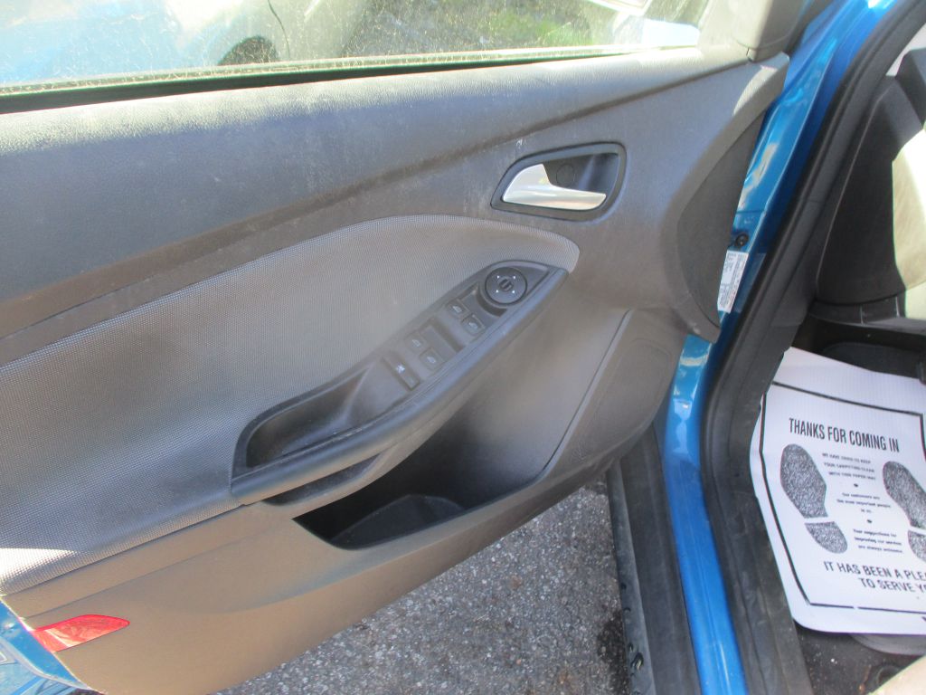 Photo 9 of this FORD FOCUS