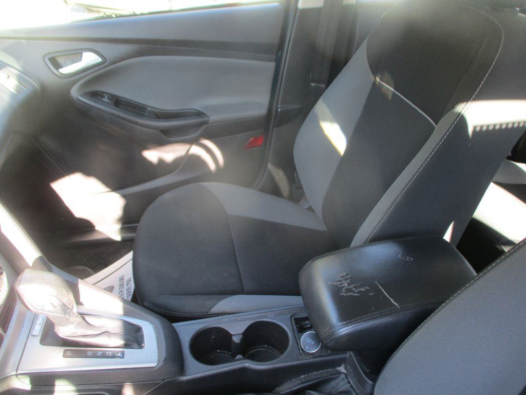 Photo 11 of this FORD FOCUS