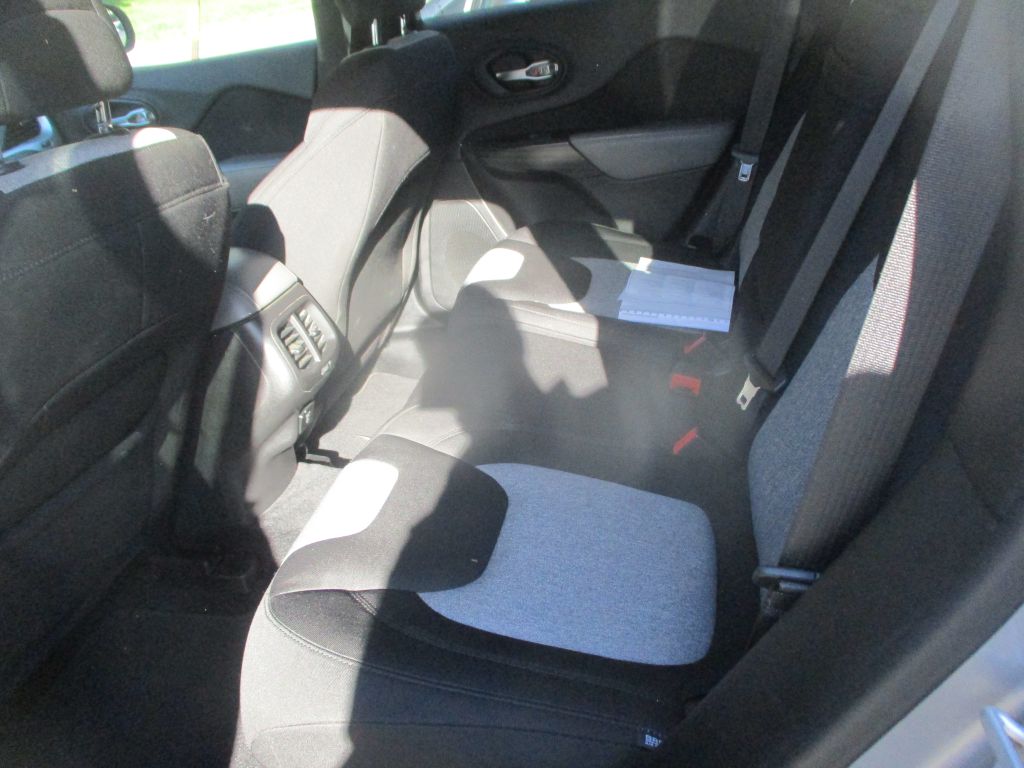 Photo 8 of this JEEP CHEROKEE