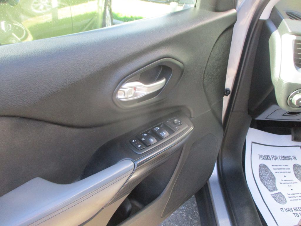 Photo 10 of this JEEP CHEROKEE