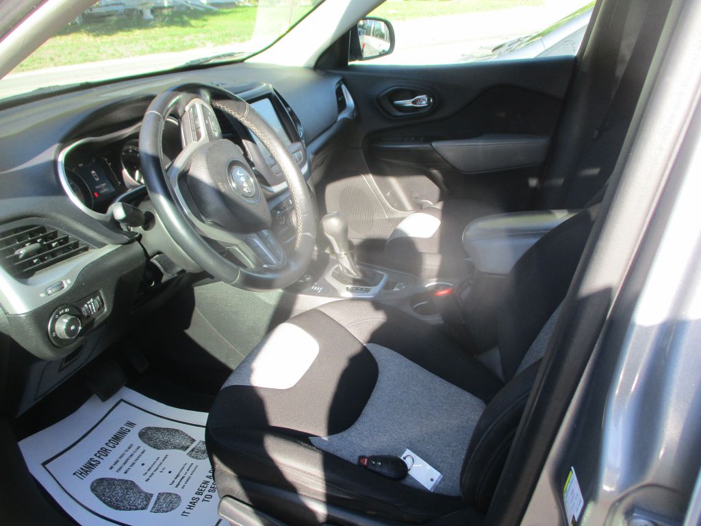 Photo 11 of this JEEP CHEROKEE