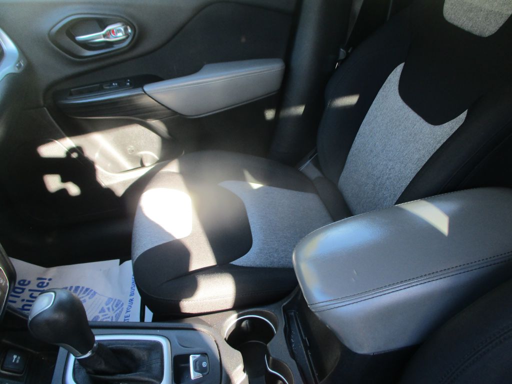 Photo 13 of this JEEP CHEROKEE