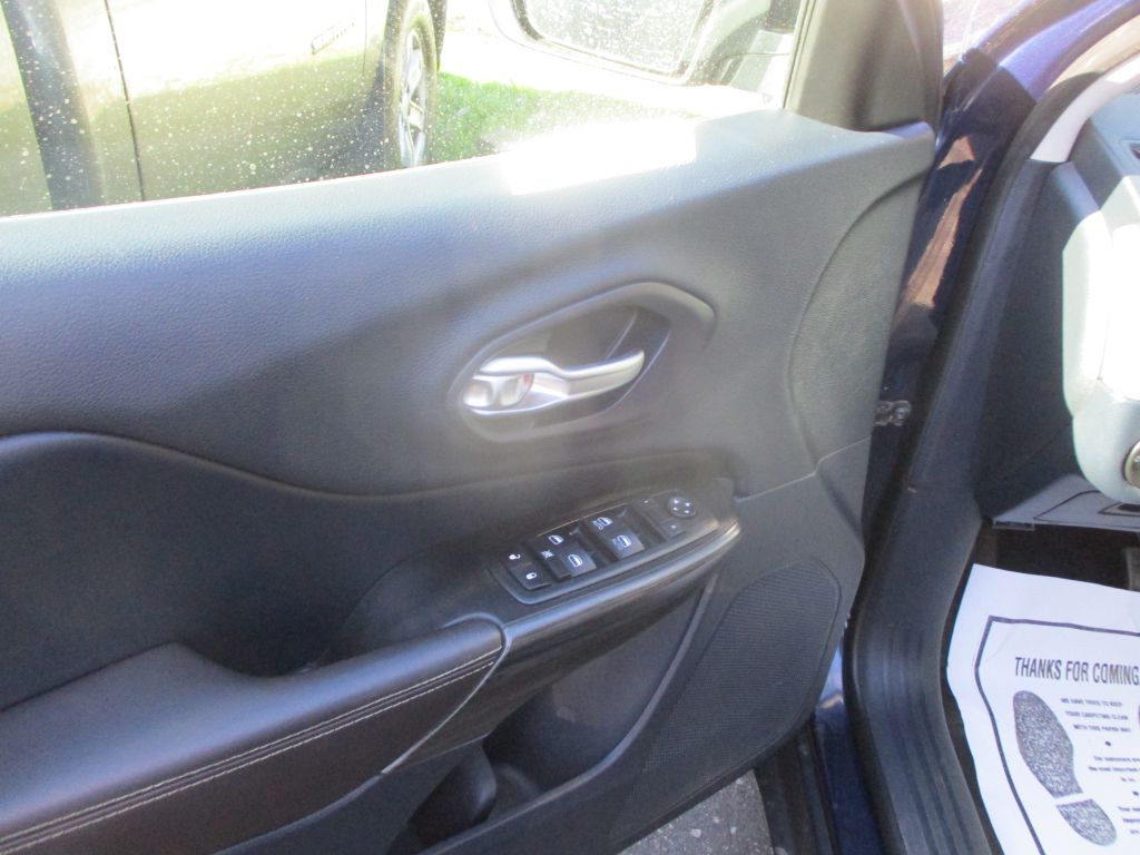 Photo 10 of this JEEP CHEROKEE