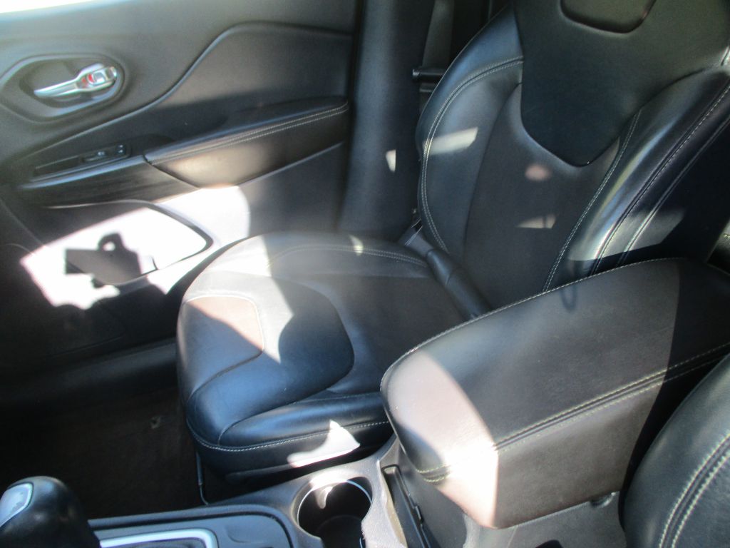 Photo 13 of this JEEP CHEROKEE