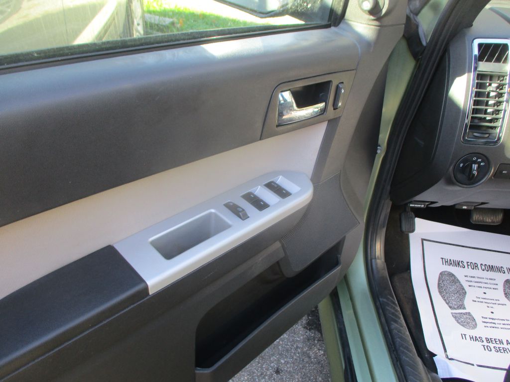 Photo 8 of this MERCURY MARINER