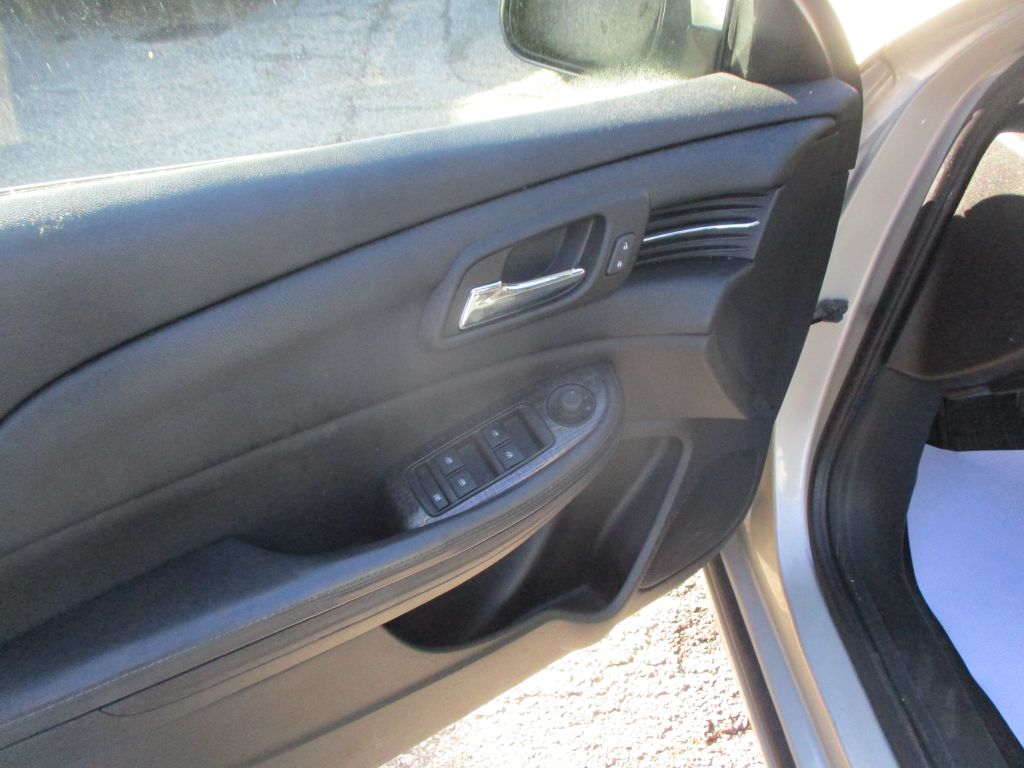 Photo 10 of this CHEVROLET MALIBU