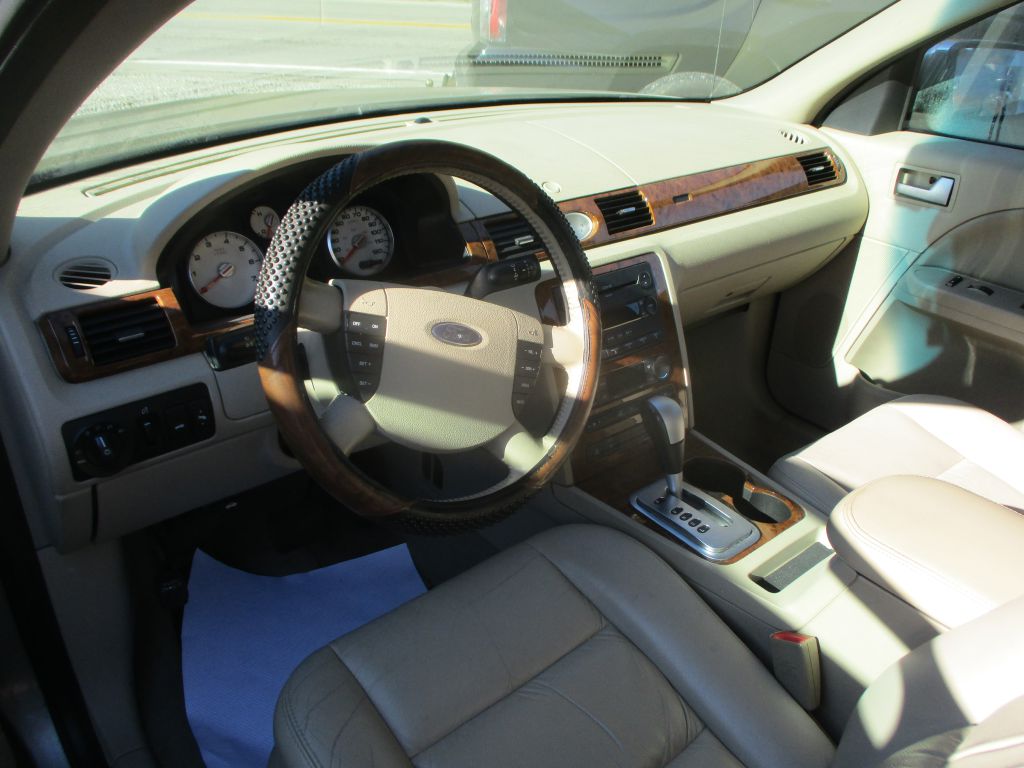 Photo 2 of this FORD FIVE HUNDRED