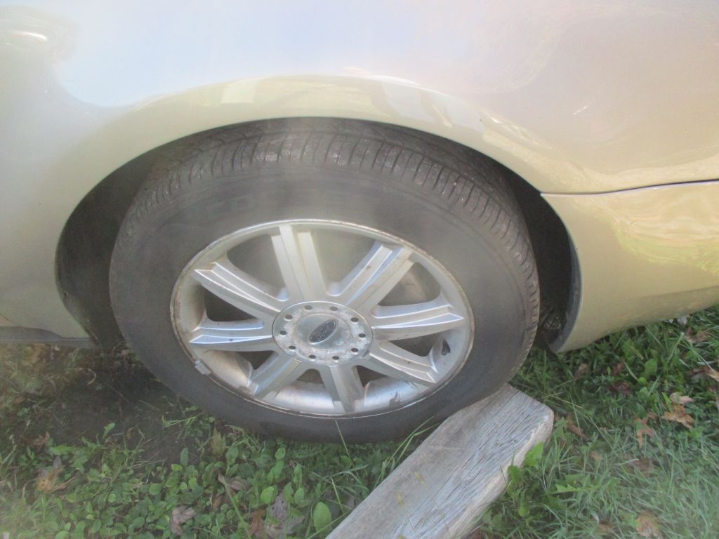 Photo 5 of this FORD FIVE HUNDRED