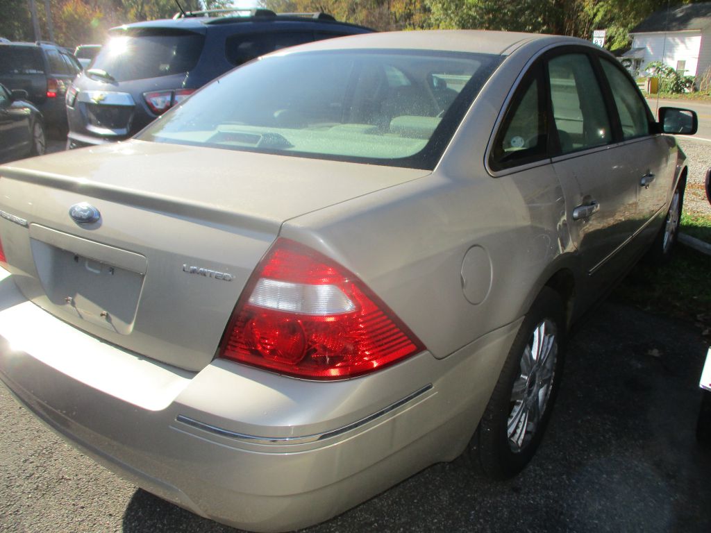 Photo 7 of this FORD FIVE HUNDRED