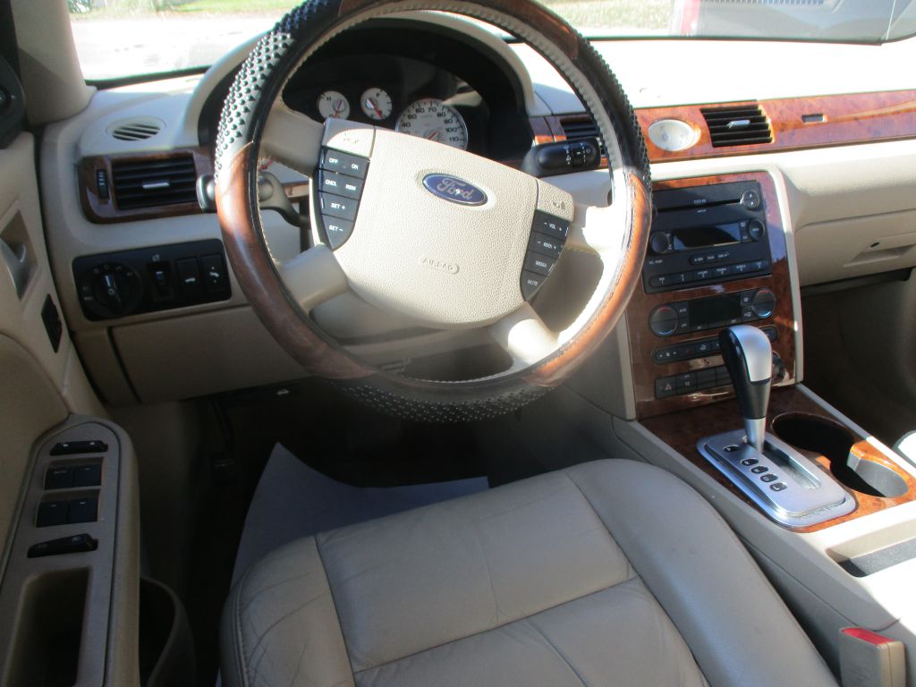 Photo 11 of this FORD FIVE HUNDRED