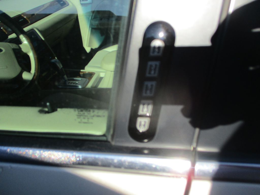 Photo 12 of this FORD FIVE HUNDRED