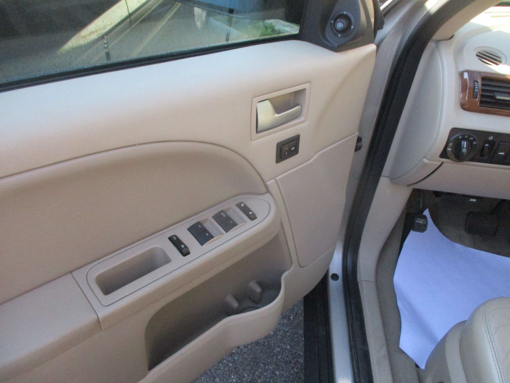 Photo 13 of this FORD FIVE HUNDRED