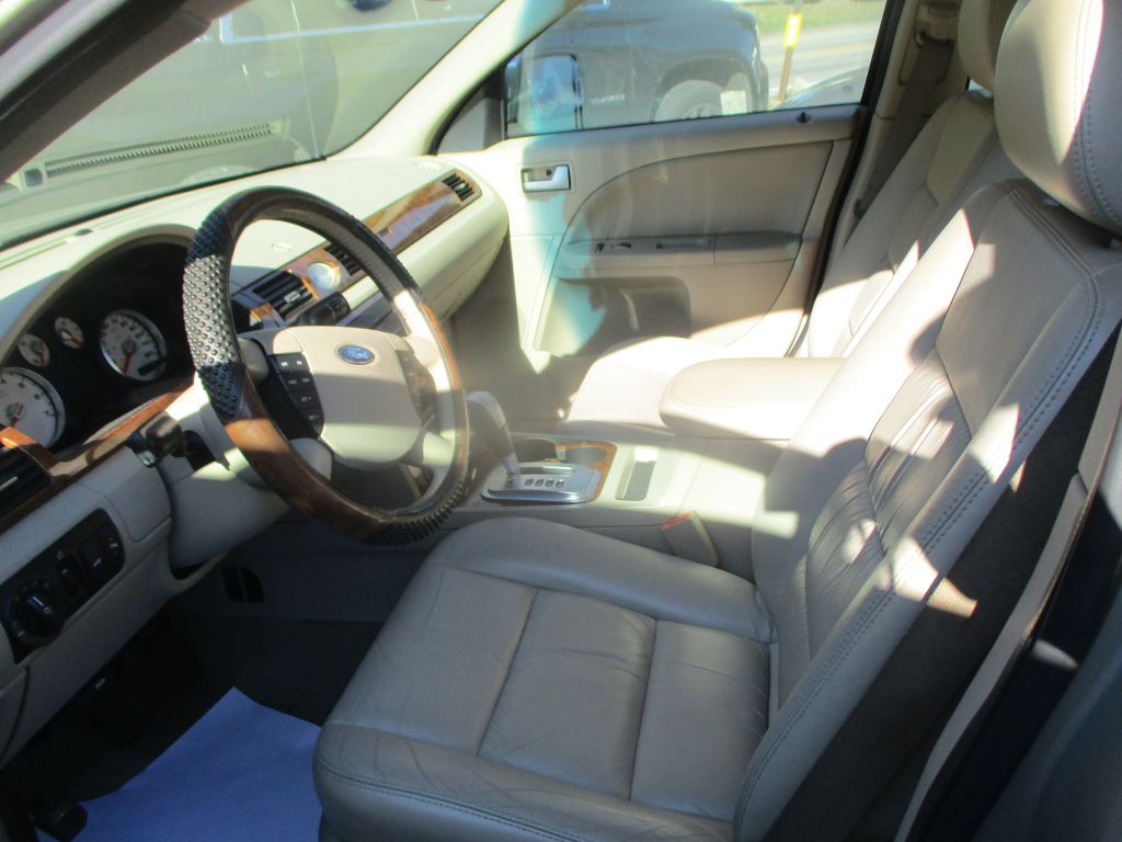Photo 15 of this FORD FIVE HUNDRED