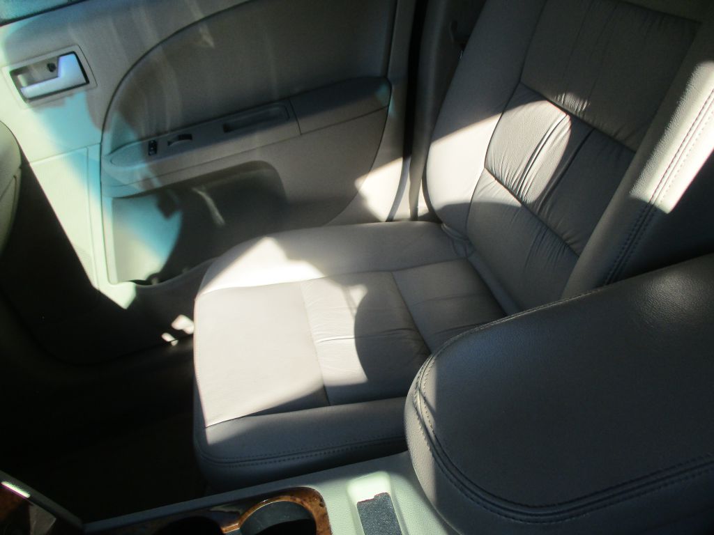 Photo 17 of this FORD FIVE HUNDRED