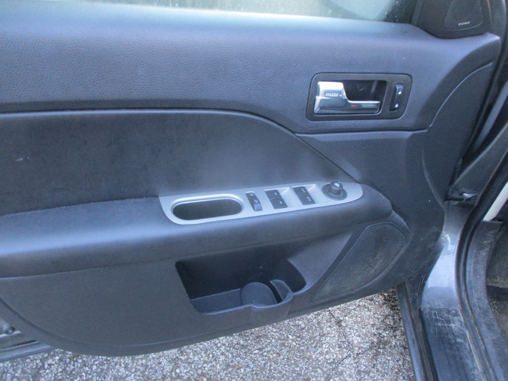 Photo 12 of this FORD FUSION