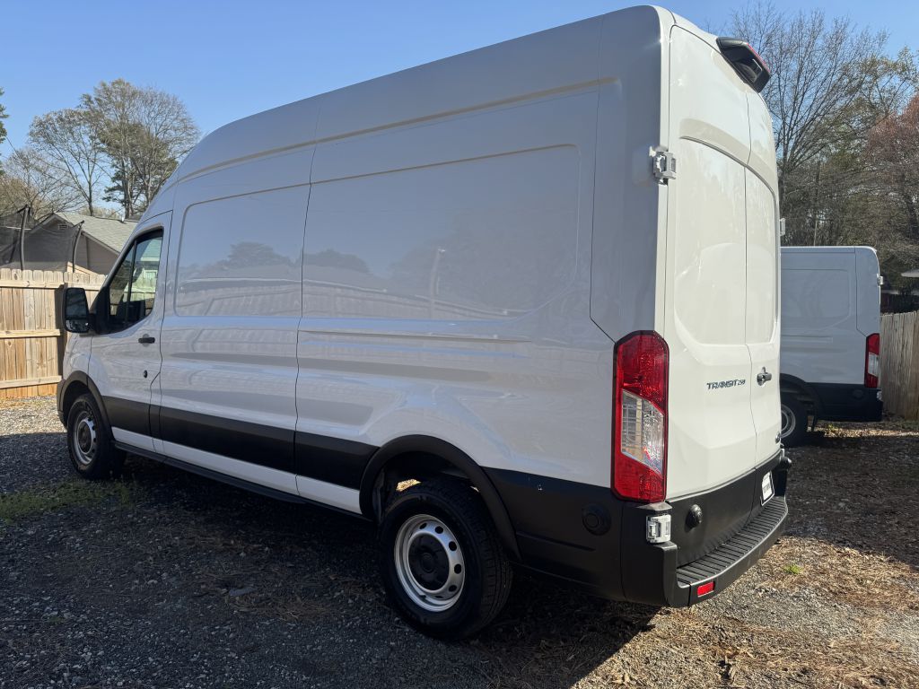 Photo 3 of this FORD TRANSIT