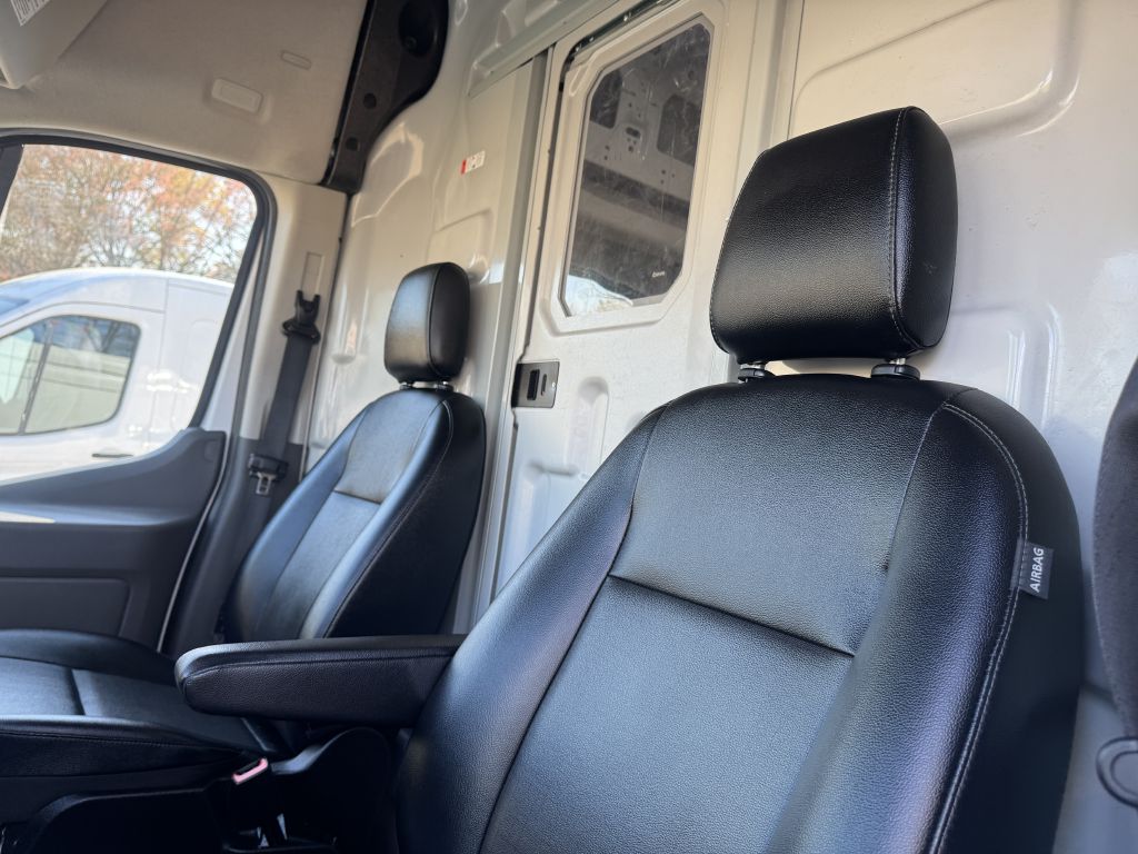 Photo 13 of this FORD TRANSIT