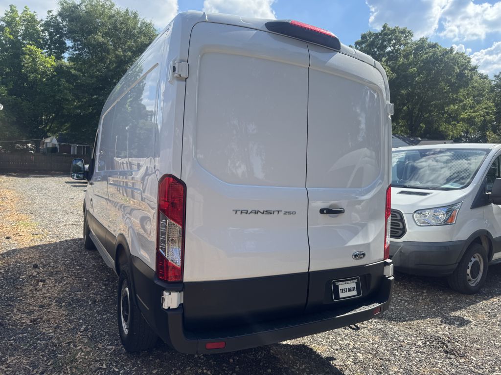 Photo 3 of this FORD TRANSIT