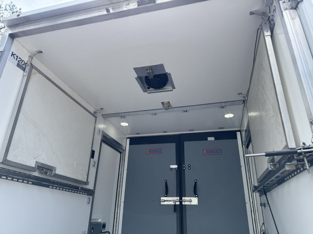 Photo 9 of this FORD TRANSIT