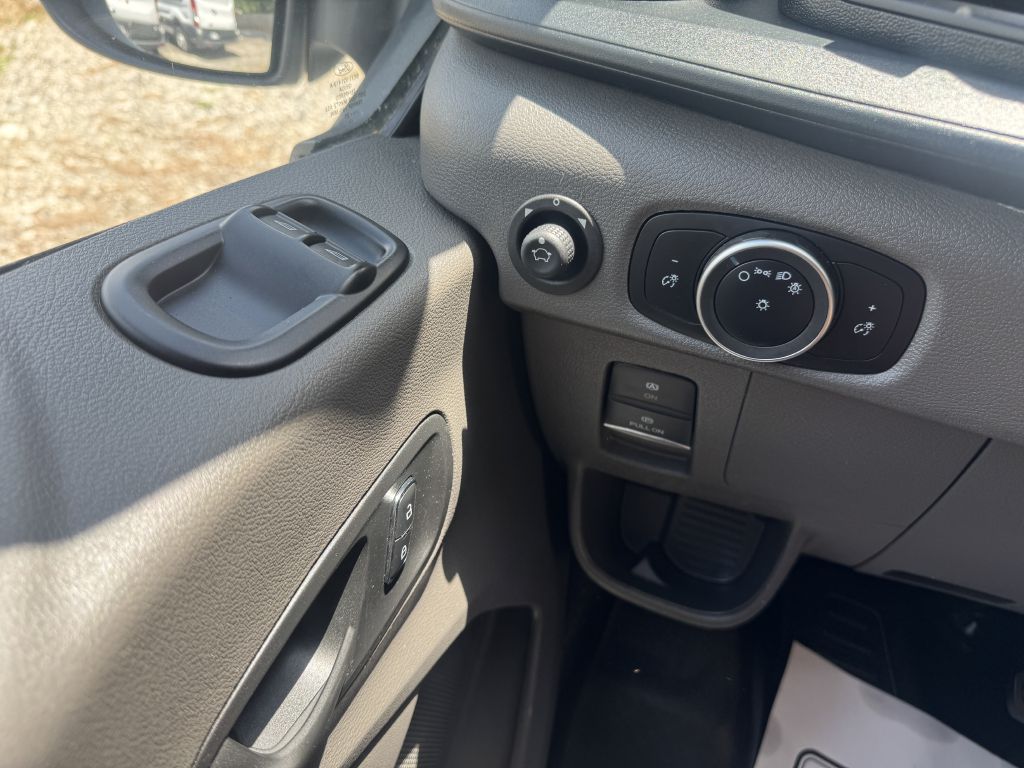 Photo 7 of this FORD TRANSIT