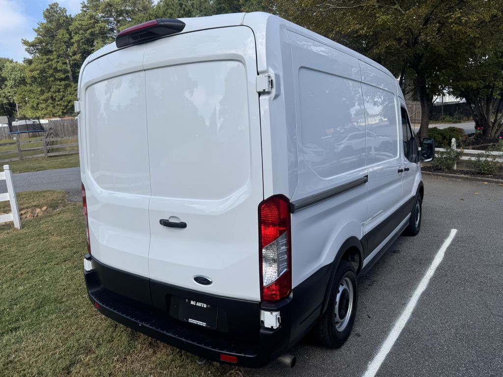 Photo 3 of this FORD TRANSIT