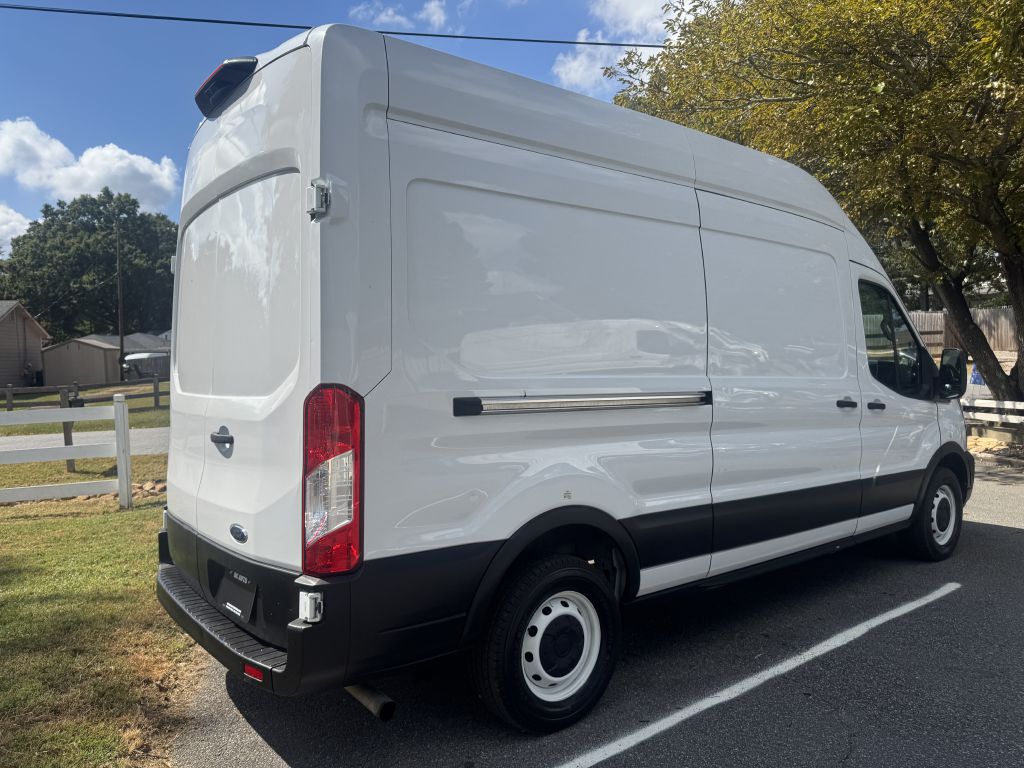 Photo 3 of this FORD TRANSIT