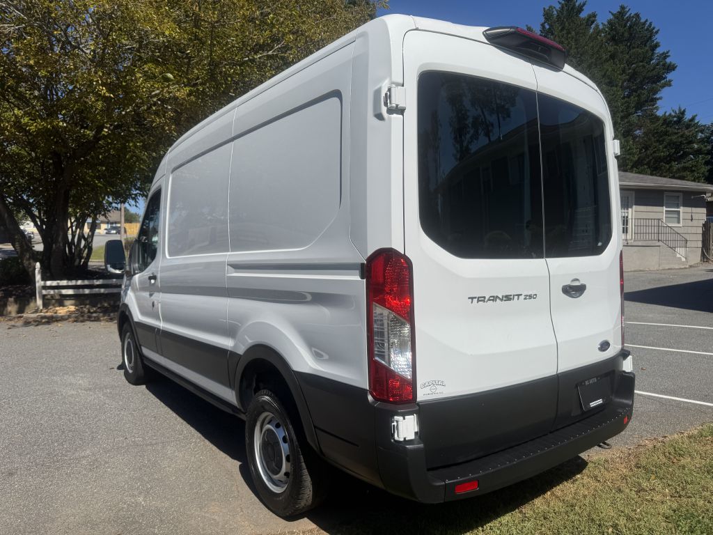 Photo 4 of this FORD TRANSIT