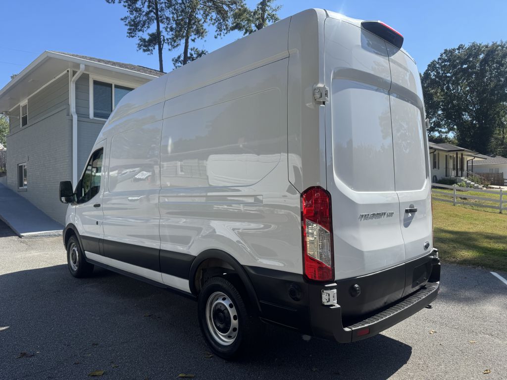 Photo 3 of this FORD TRANSIT