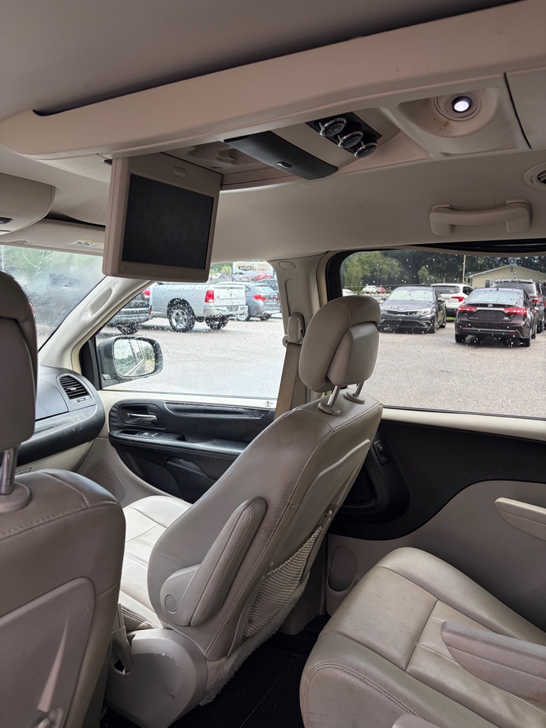 Photo 7 of this CHRYSLER TOWN & COUNTRY