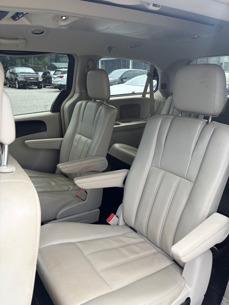 Photo 5 of this CHRYSLER TOWN & COUNTRY
