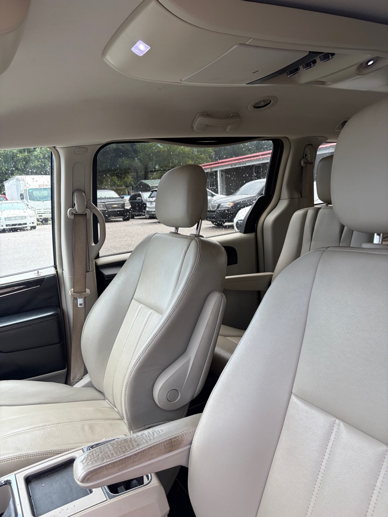 Photo 4 of this CHRYSLER TOWN & COUNTRY