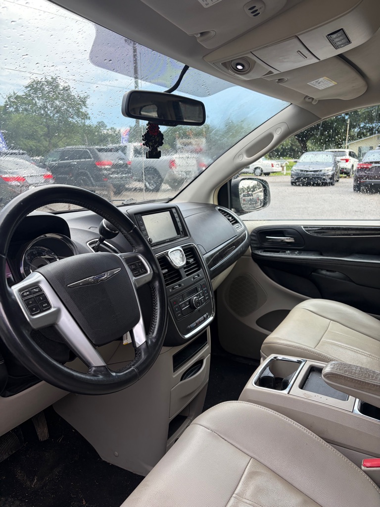Photo 3 of this CHRYSLER TOWN & COUNTRY