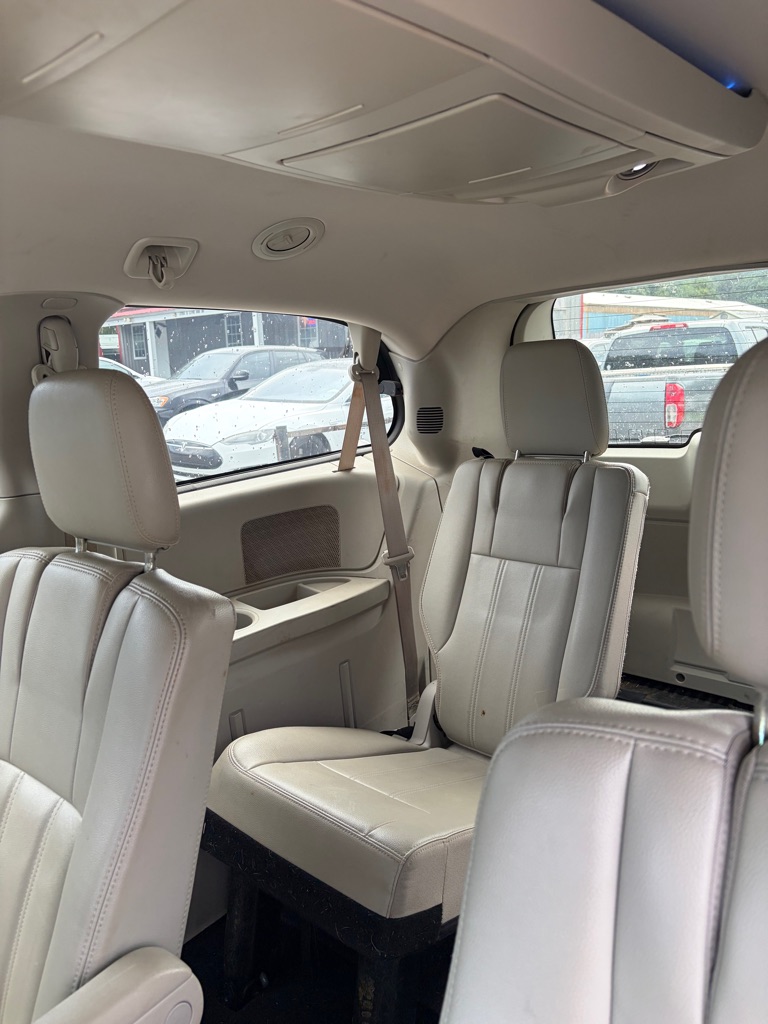 Photo 6 of this CHRYSLER TOWN & COUNTRY